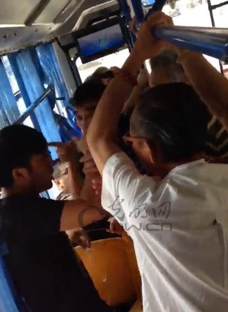 小伙未給老人讓座遭暴打