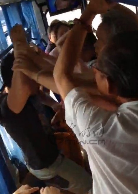 小伙未給老人讓座遭暴打