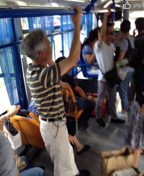 小伙未給老人讓座遭暴打