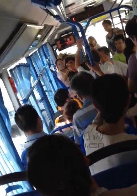 小伙未給老人讓座遭暴打