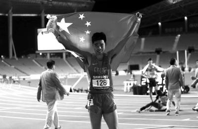 謝文駿110米欄奪冠