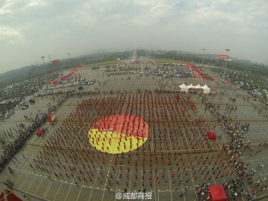 成都萬人齊跳小蘋果廣場舞