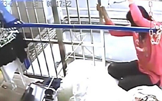 女子爬六樓陽臺為示愛