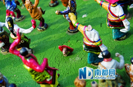 景區5萬陶瓷小人被拔光 墻上被刻滿字