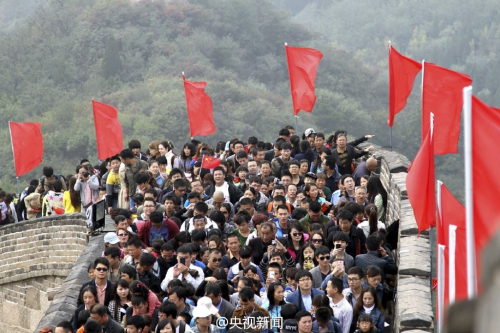 八達(dá)嶺長城現(xiàn)人海