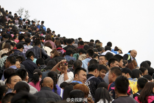 八達(dá)嶺長城現(xiàn)人海