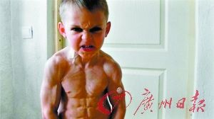 九歲肌肉猛男每天健身2小時