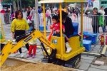 兒童挖掘機 北京朝陽公園現多架兒童挖掘機