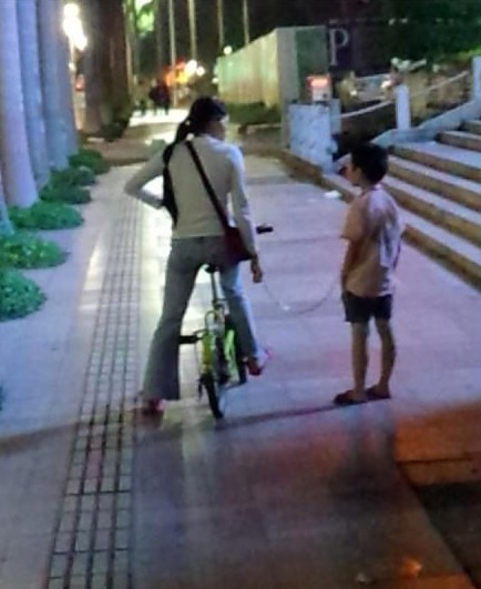 珠海一女子用鐵鏈拖行兒子