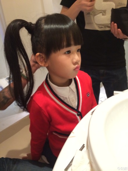 陸毅女兒雙馬尾美照