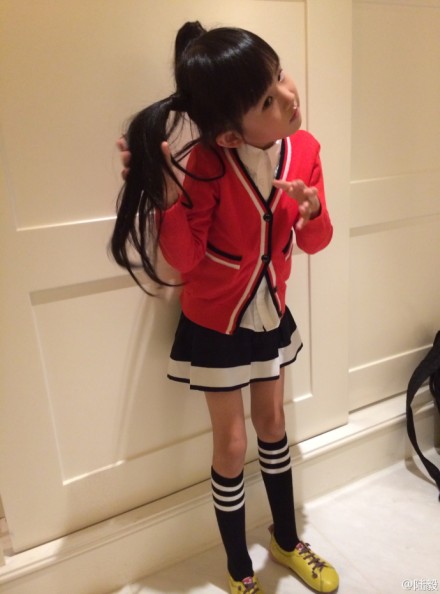 陸毅女兒雙馬尾美照