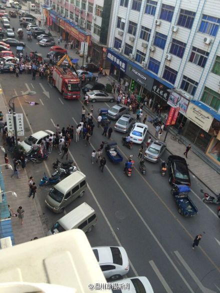 長裙美女割脈后跳樓自殺