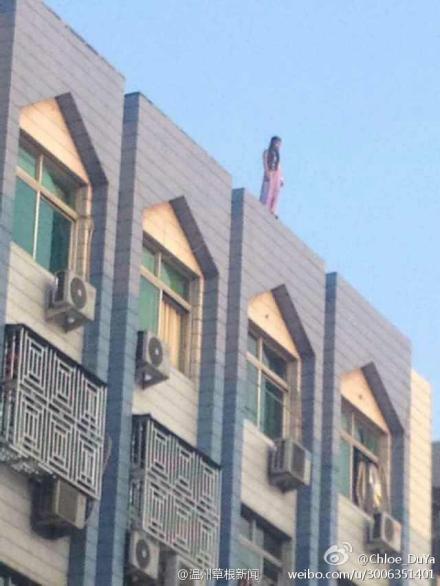 長裙美女割脈后跳樓自殺