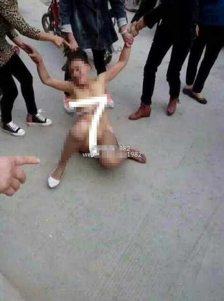 小三被當街扒光遭群毆