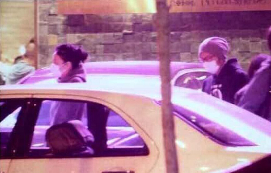 王菲謝霆鋒穿情侶裝現身火鍋店