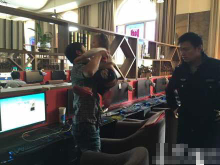 90后爸爸網吧打游戲 3歲女兒被鎖在車里哭