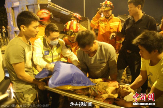 男子車(chē)禍現(xiàn)場(chǎng)救人救出自己女兒