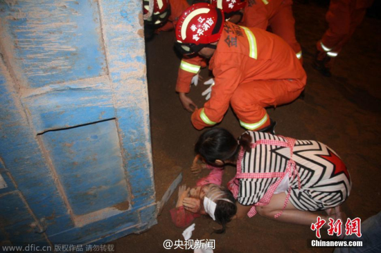 男子車(chē)禍現(xiàn)場(chǎng)救人救出自己女兒