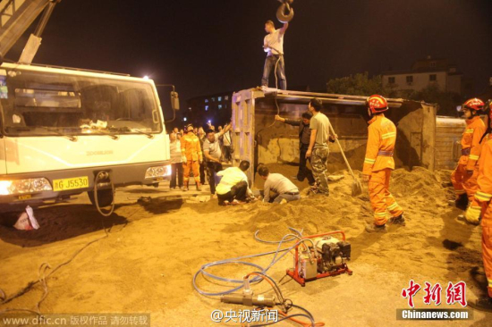 男子車(chē)禍現(xiàn)場(chǎng)救人救出自己女兒