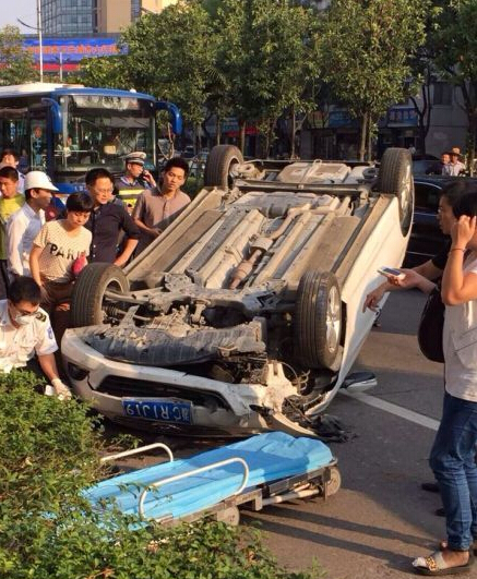 女子穿高跟鞋開車把路邊男子腳掌撞斷
