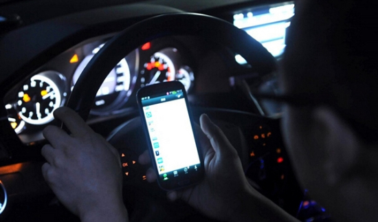 開車玩手機入刑
