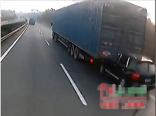 卡宴追尾大貨車被拖行數(shù)公里