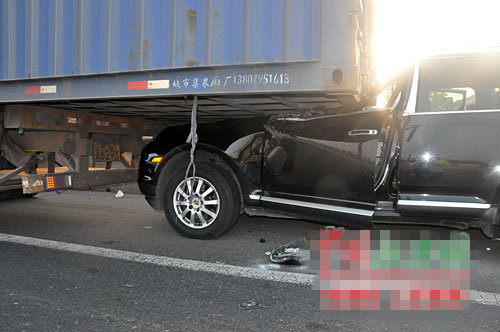 卡宴追尾大貨車被拖行數(shù)公里