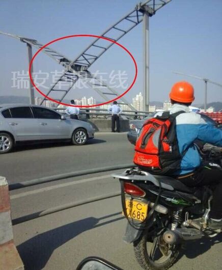 男子爬飛云江大橋