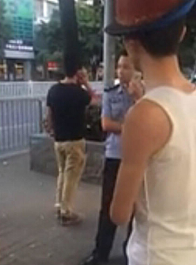 深圳兩男子當街吵架