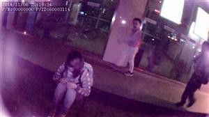 中年大姐裝學生妹路邊乞討