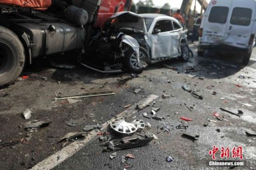 合淮阜高速車禍70車追尾