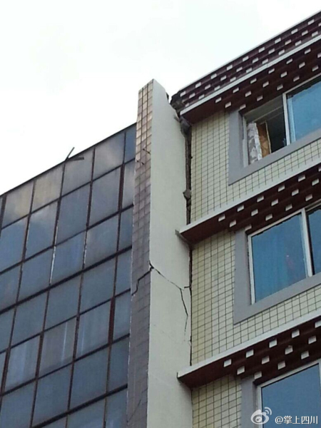 2014年11月22日四川地震 墻體出現(xiàn)裂縫