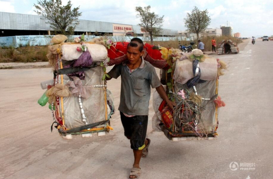 蝸牛哥扛屋回家
