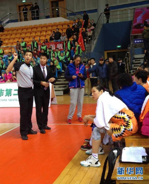 裁判在勸黑龍江女籃參加加時賽