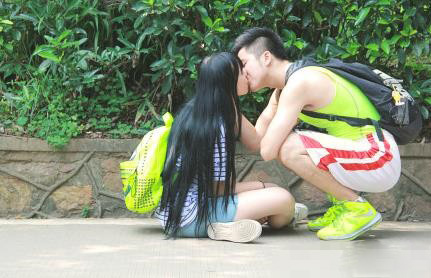 黃燦燦與男友激吻照