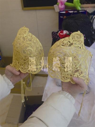 溫州嫩模穿黃金內(nèi)衣站金店