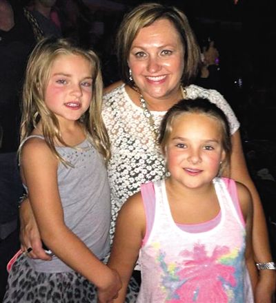 小女孩和媽媽姐姐在一起