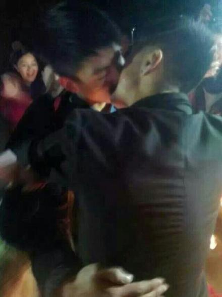 西華師大男男表白牽手成功