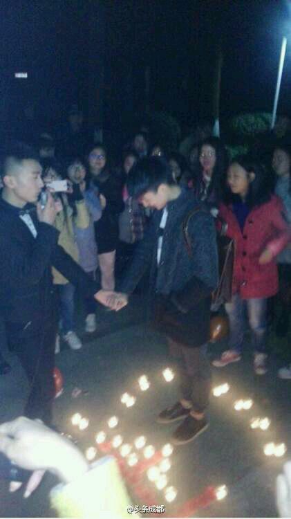 西華師大男男表白牽手成功