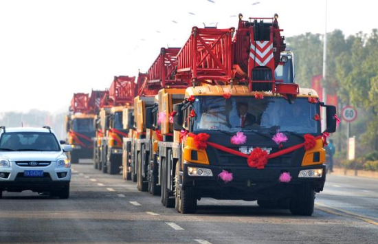 武漢吊車組隊迎親