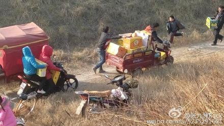 附近的村民紛紛前來哄搶貨物
