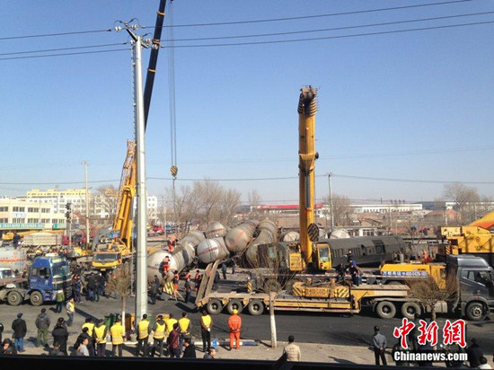 遼寧貨車撞翻拉硫酸火車