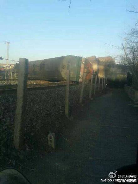 貨車撞翻火車照片