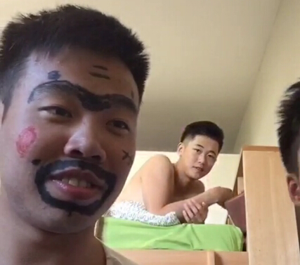 上鋪小哥搶鏡走紅