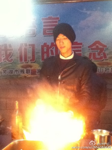 安徽蕪湖炒年糕小伙照片