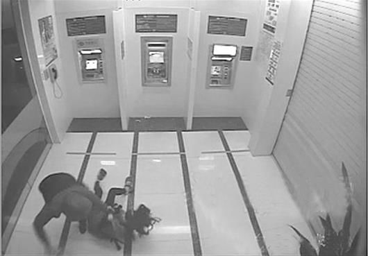 女子16秒空手奪刀