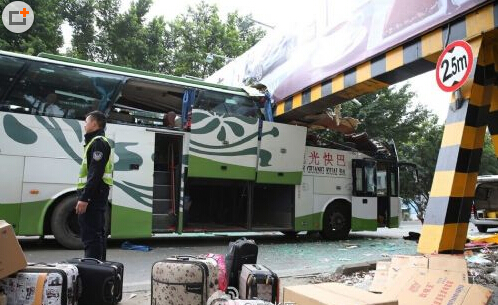 客車被限高架切頭現場