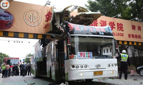 客車被限高架切頭現場