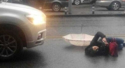 車禍現(xiàn)場(chǎng)手機(jī)自拍