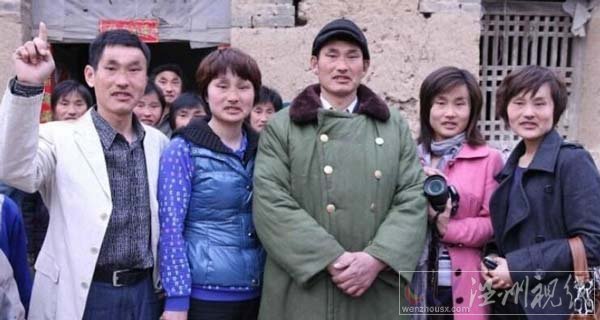 大衣哥曬ps全家福圖片